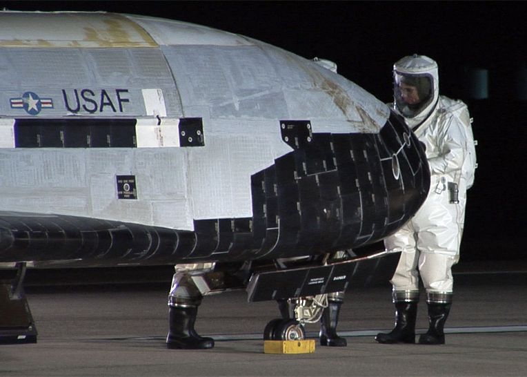 Dosarele X-37B. Misiunea secretă a navetei militare aflate pe orbită a depășit 400 de zile Dosarele X 37b Misiunea Secreta A Navetei Militare Aflate Orbita A Depasit 400 De Zile