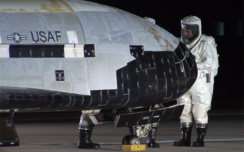 Dosarele X-37B. Misiunea secretă a navetei militare aflate pe orbită a depășit 400 de zile Dosarele X 37b Misiunea Secreta A Navetei Militare Aflate Orbita A Depasit 400 De Zile