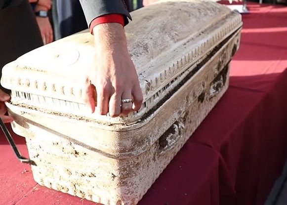 Mai Multi Studenti Au Descoperit In Campus O Capsula A Timpului Ce Au Gasit In Interior