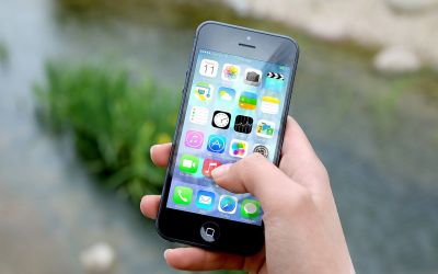 Amenzi uriașe pentru Apple și Samsung! Producătorii, acuzați că încetinesc intenționat vechile modele de smartphone