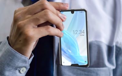 Sharp a lansat cel mai ciudat telefon. Are două decupaje în ecran