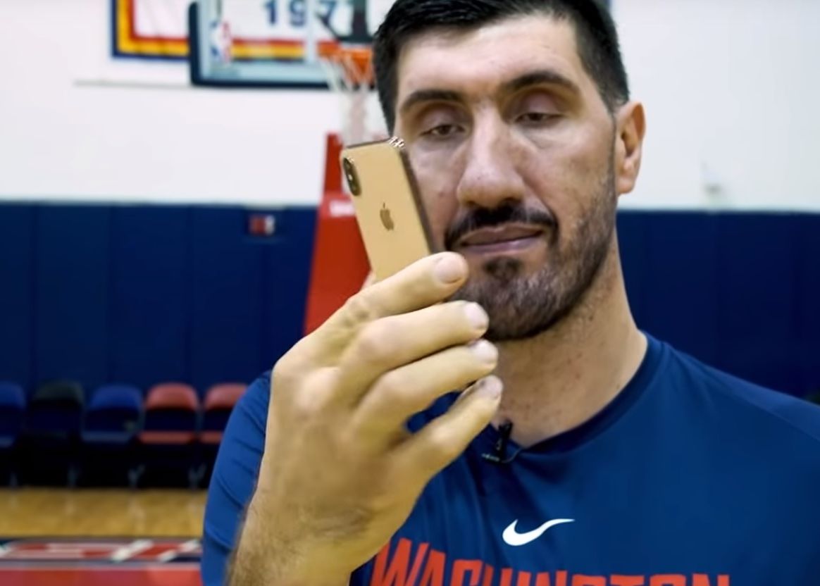 Imagini Senzationale Cum A Testat Ghita Muresan Cel Mai Mare Iphone Din Istoria Apple