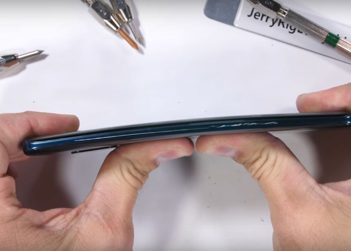 Test De Rezistenta Pentru Huawei Mate 20 Pro Ce Se Intampla Cand Este Indoit