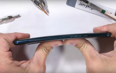 Test de rezistență pentru Huawei Mate 20 Pro. Ce se întâmplă când este îndoit