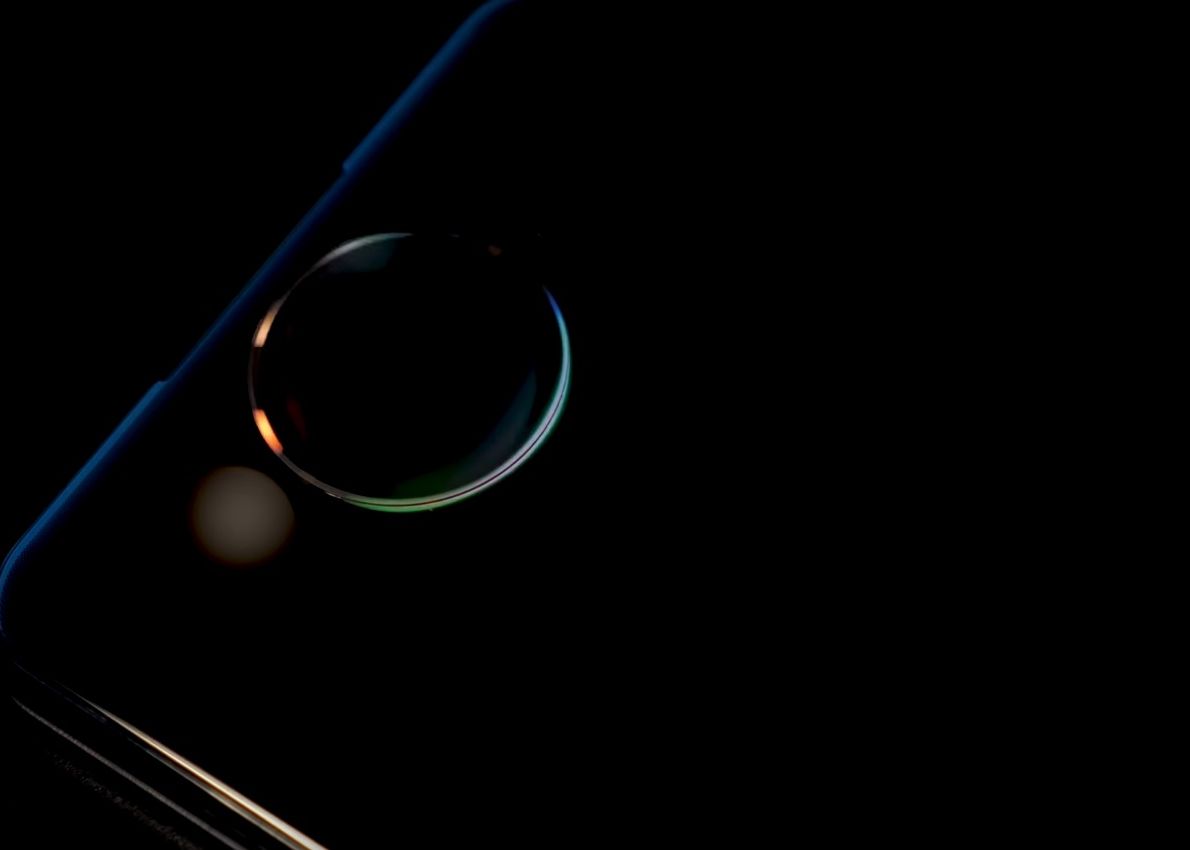 Telefonul Misterios Cu Doua Ecrane Si Camera Tripla Ce Model Este