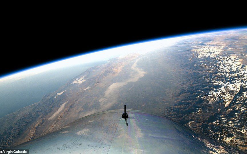 Primul avion cu oameni la bord al Virgin Galactic a ajuns la limita spațiului cosmic. Începe era turismului spațial Primul Avion Cu Oameni La Bord Al Virgin Galactic A Ajuns La Limita Spatiului Cosmic Incepe Era Turismului