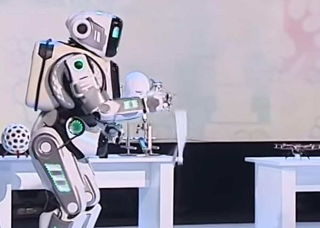 Situatie Penibila Pentru Autoritatile Din Rusia Cine Se Ascundea De Fapt In Acest Robot Laudat La Televiziunea