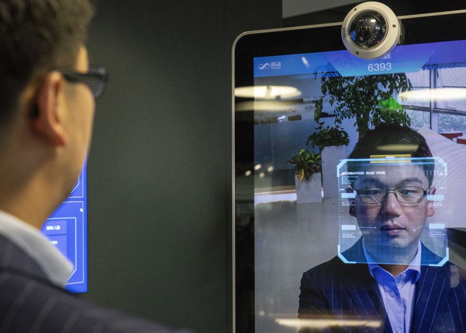 China a început să-și monitorizeze cetățenii prin intermediul ochelarilor inteligenți China A Inceput Sa Si Monitorizeze Cetatenii Cu Ajutorul Ochelarilor Inteligenti