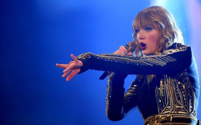 Cum își spionează Taylor Swift în secret fanii de la concerte. Tehnologia controversată pe care o folosește