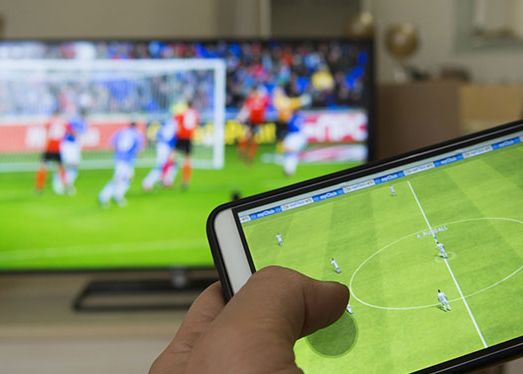 Cum poți să conectezi telefonul la televizor chiar dacă nu ai un Smart TV Cum Poti Sa Te Conectezi Cu Telefonul La Televizor Chiar Daca Nu Ai Un Smart Tv