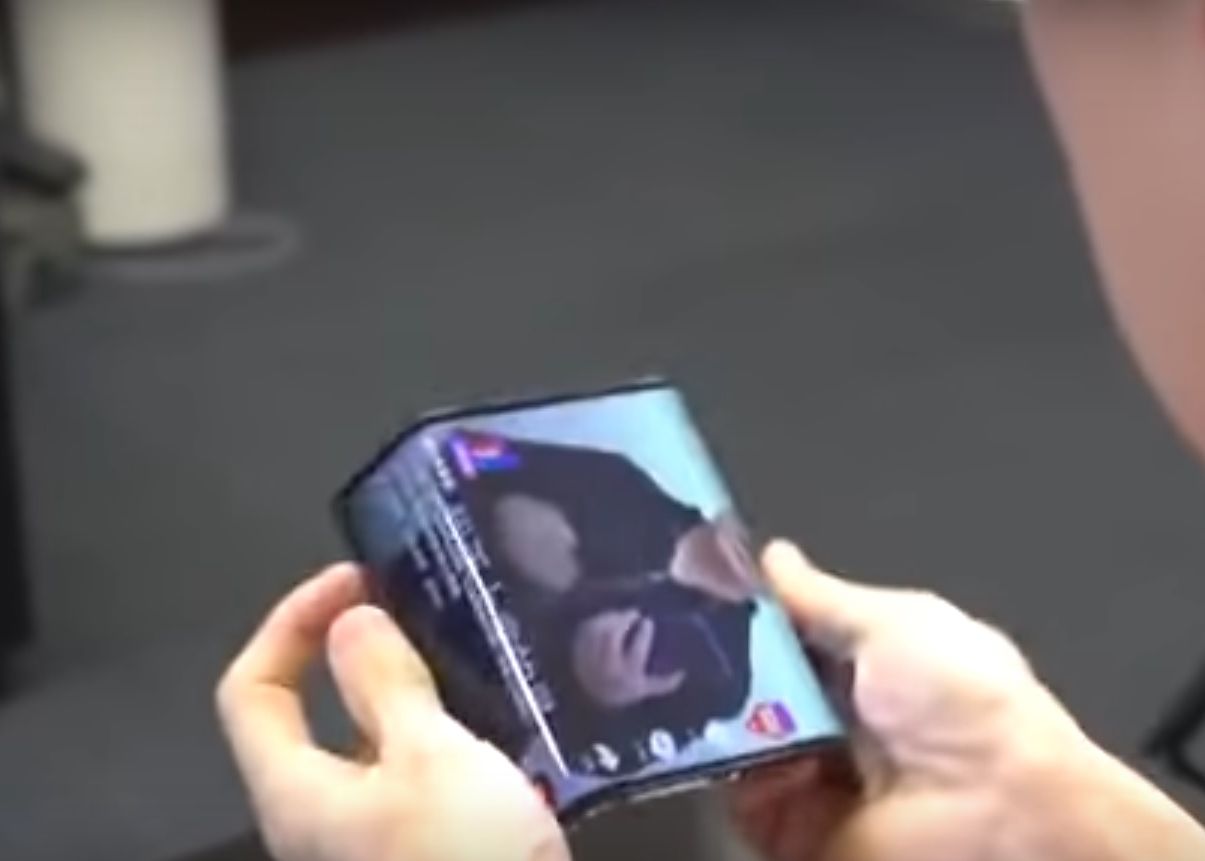 Imagini oficiale cu telefonul pliabil de la Xiaomi. Ar putea fi primul gadget cu sistem dual-folding Imagini Oficiale Cu Telefonul Pliabil De La Xiaomi Ar Putea Fi Primul Gadget Cu Sistem Dual Folding