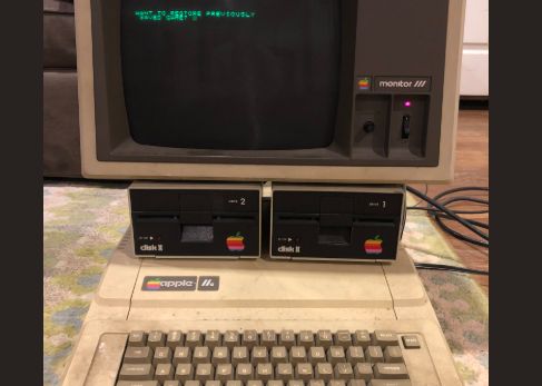 A Gasi Un Computer Apple Vechi De 30 De Ani Ce S A Intamplat Cand L A Pornit