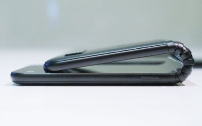 TCL prezintă prototipul unui smartphone pliabil cu aspect mai neobișnuit