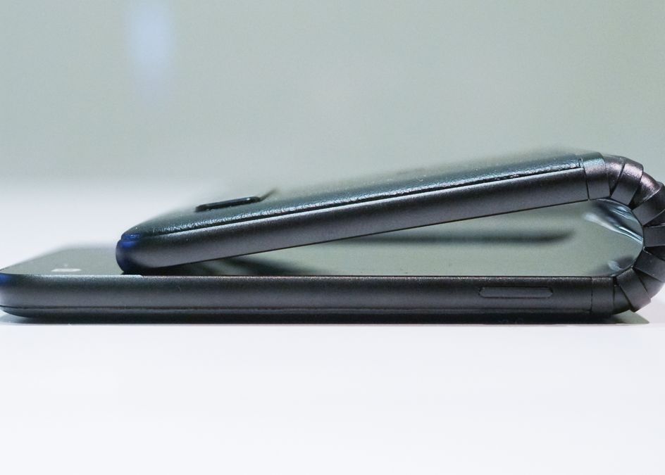 TCL prezintă prototipul unui smartphone pliabil cu aspect mai neobișnuit Tcl Prezinta Prototipul Unui Smartphone Care Se Pliaza Printr O Tehnica Neobisnuita