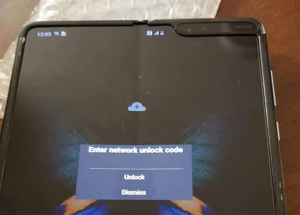 Imaginile cu Galaxy Fold pe care Samsung chiar a făcut tot posibilul să le mascheze. VIDEO Imaginile Cu Galaxy Fold Pe Care Samsung Chiar A Facut Tot Posibilul Sa Le Mascheze Video