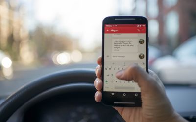 Folosirea telefonului mobil la volan, mai periculoasă ca băutura