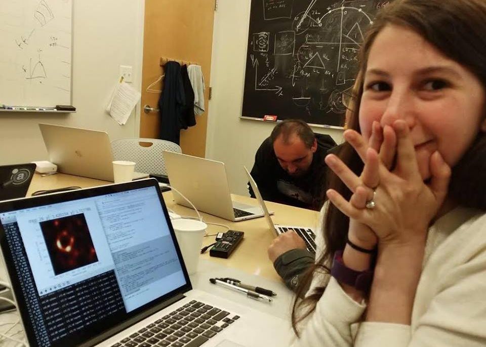 Katie Bouman Tanara Care A Facut Posibila Prima Fotografiere A Unei Gauri Neagre