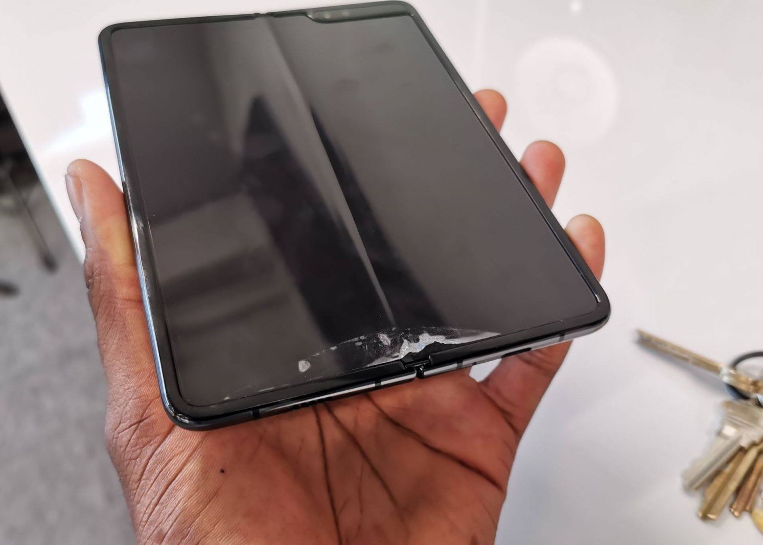 Dezastrul Galaxy Fold: probleme grave pentru utilizatorii care l-au folosit Dezastrul Galaxy Fold Probleme Grave Pentru Utilizatorii Care Au Platit 2000 De Euro Pe Telefon