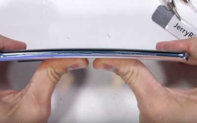 Experiment cu final neașteptat: ce se întâmplă cu un Huawei P30 Pro când este ars și îndoit?
