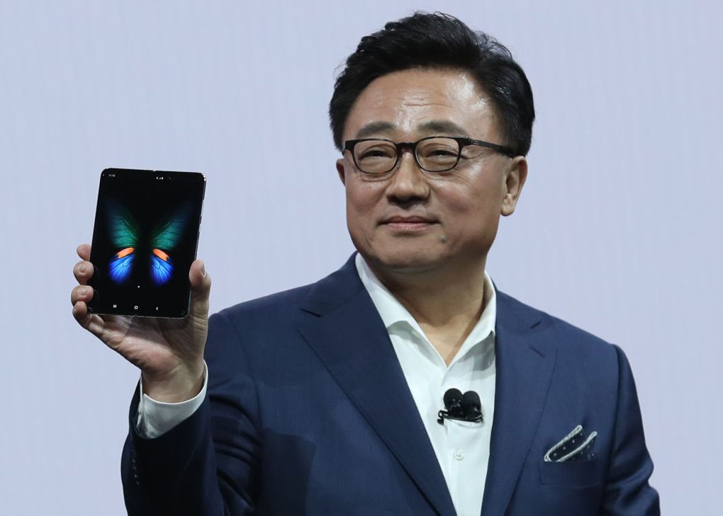 Secretul din spatele dezastrului Galaxy Fold. De ce s-a grăbit Samsung să prezinte telefonul de 2000 de dolari Secretul Din Spatele Dezastrului Galaxy Fold De Ce S A Grabit Samsung Sa Prezinte Telefonul De 2000 De