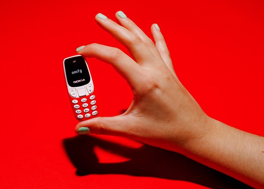 Ce specificații are cel mai mic telefon din istorie? Costă 20 dolari și e de dimensiunile unei brichete Cum Arata Cel Mai Mic Telefon Din Istorie Costa 20 Dolari Si E De Dimensiunile Unei Brichete