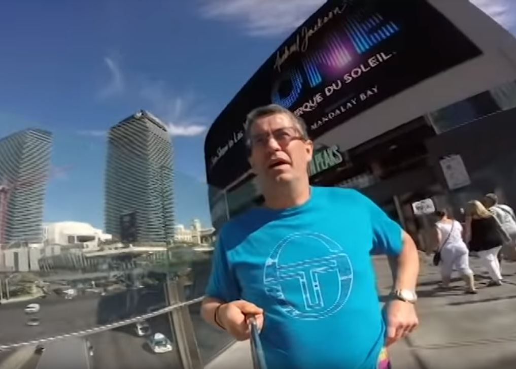 Video Viral Barbatul Care Si A Filmat Vacanta Invers Este Cel Mai Amuzant Lucru Pe Care O Sa L Vezi