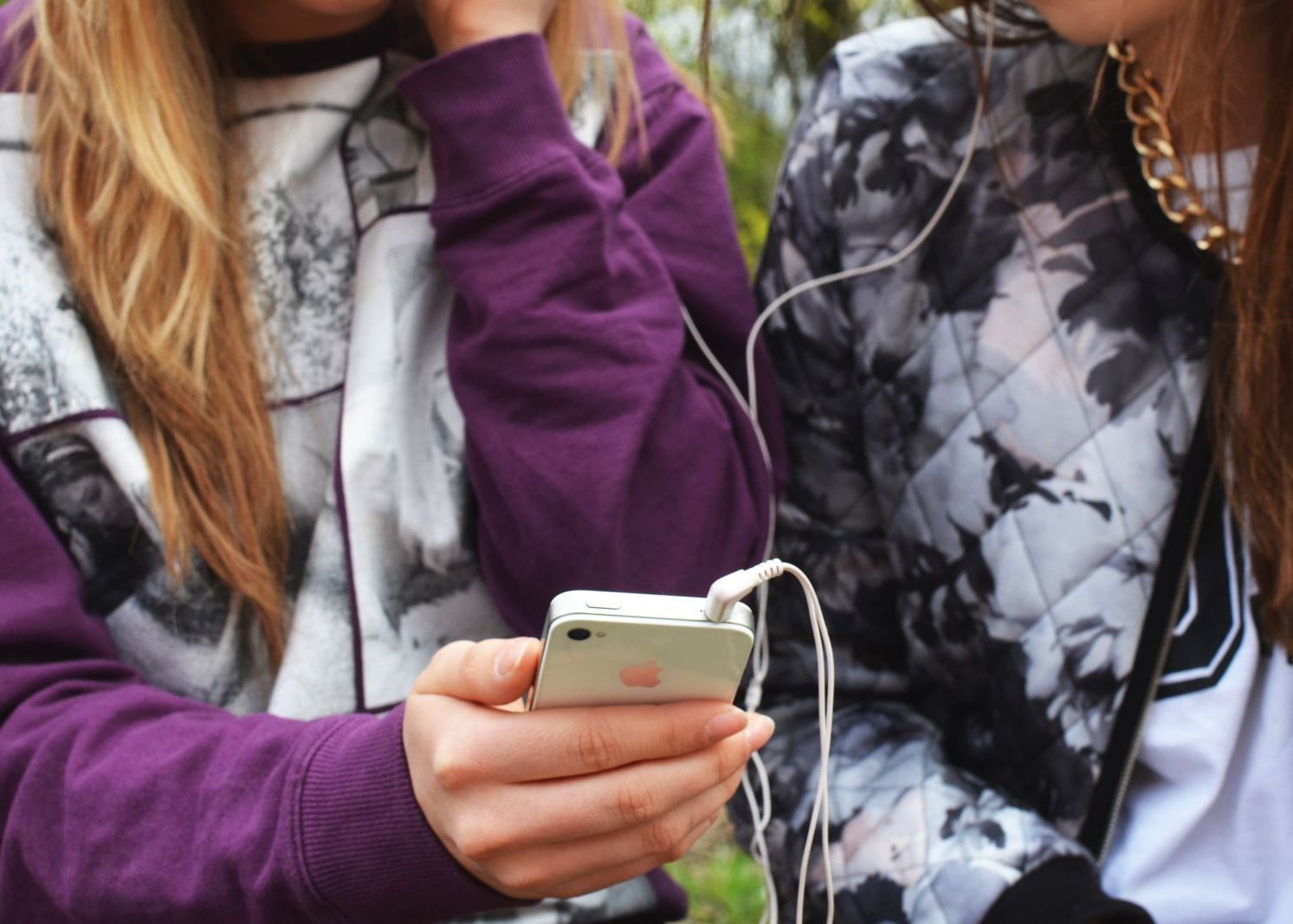 Ce Se Intampla Atunci Cand Imparti Castile De La Telefon Cu Altcineva