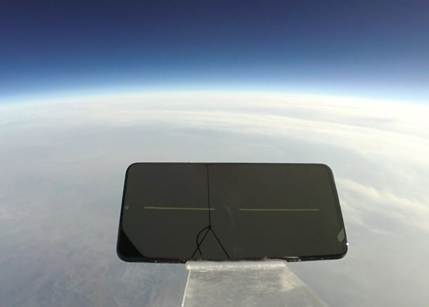 Experiment inedit: un smartphone a fost aruncat de la 33 kilometri înălțime. Ce s-a întâmplat cu el Experiment Inedit Un Smarthone A Fost Aruncat De La 33 Kilometri Inaltime Ce S A Intamplat Cu El