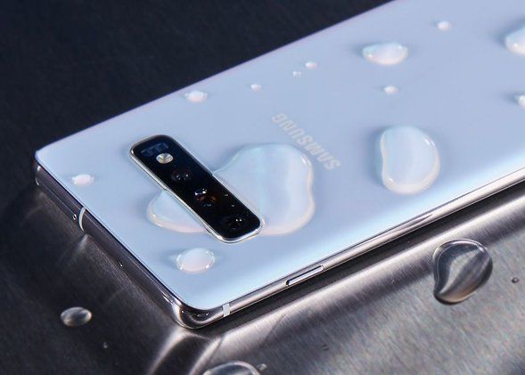 Samsung Ajunge In Instanta Compania E Acuzata Ca A Mintit In Privinta Rezistentei La Apa A Modelelor Galaxy