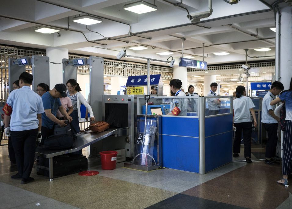 Acuzatii Grave La Adresa Politistilor De Frontiera Chinezi Instaleaza Aplicatii De Spionaj Pe Telefoanele