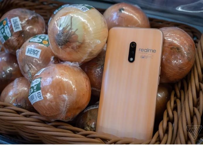 Povestea Inedita A Telefoanelor Inspirate De Aspectul Cepei Si Usturoiului