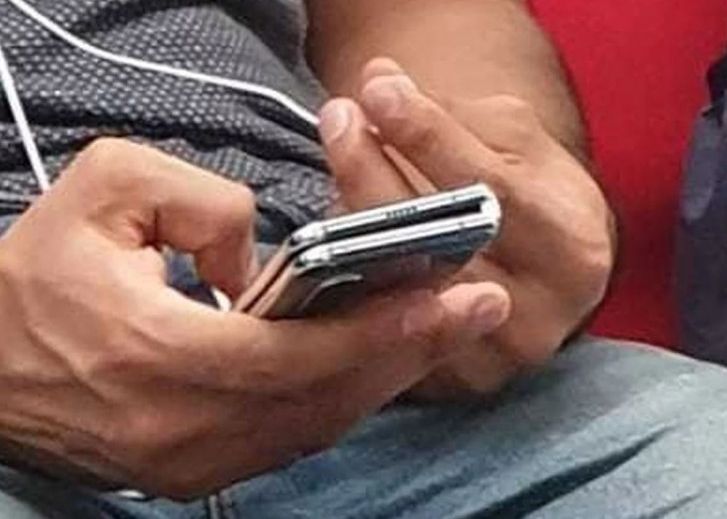 Imagine surprinzătoare cu Galaxy Fold în public, după eșecul lansării primului telefon pliabil de la Samsung Imagini Surprinzatoare Cu Galaxy Fold In Public Dupa Esecul Lansarii Primului Telefon Pliabil De La Samsung