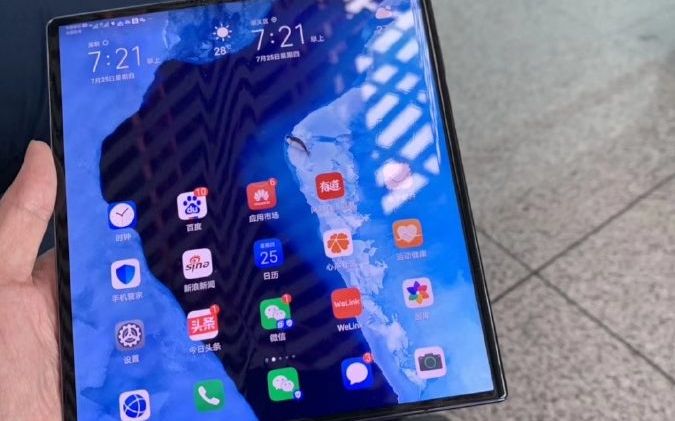 Ceo Ul Huawei Fotografiat In Timp Ce Folosea Noul Smartphone Pliabil Mate X