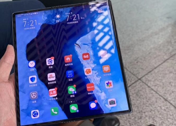 Ceo Ul Huawei Fotografiat In Timp Ce Folosea Noul Smartphone Pliabil Mate X