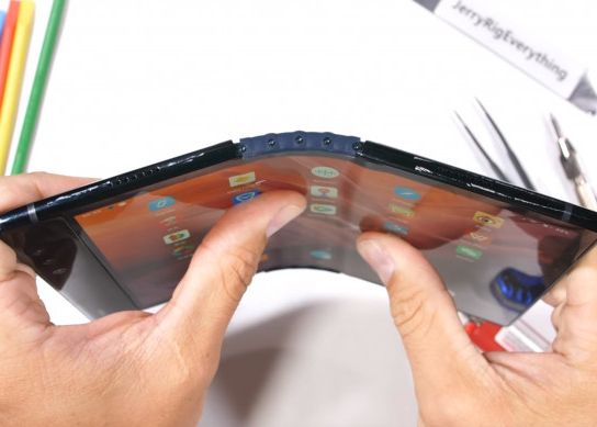 A luat singurul telefon pliabil disponibil în magazine și l-a îndoit invers. Ce s-a întâmplat? VIDEO A Luat Singurul Telefon Pliabil Disponibil In Magazine Si L A Indoit Invers Ce S A Intamplat Video
