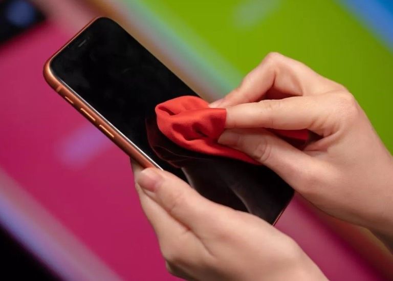 Cea Mai Mare Greseala Pe Care O Faci Cand Iti Cureti Ecranul Telefonului