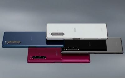 Smartphone-ul de la Sony care se conectează cu un controller PS4 și te lasă să joci Fortnite
