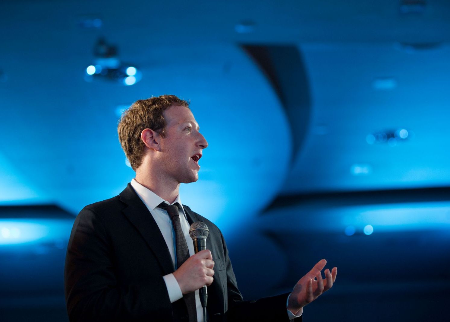 Zuckerberg La Un Pas De Zrazboi Cu Posibilul Viitor Presedinte Al Sua Zvom Merge Pana In Panzele Albe