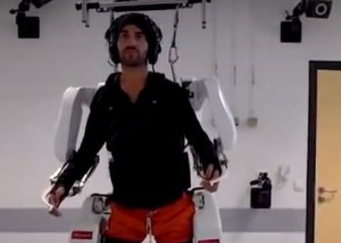 Un Barbat Paralizat A Mers Din Nou Cu Ajutorul Unui Exoschelet Controlat Telepatic 1