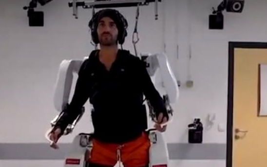 Un Barbat Paralizat A Mers Din Nou Cu Ajutorul Unui Exoschelet Controlat Telepatic 1