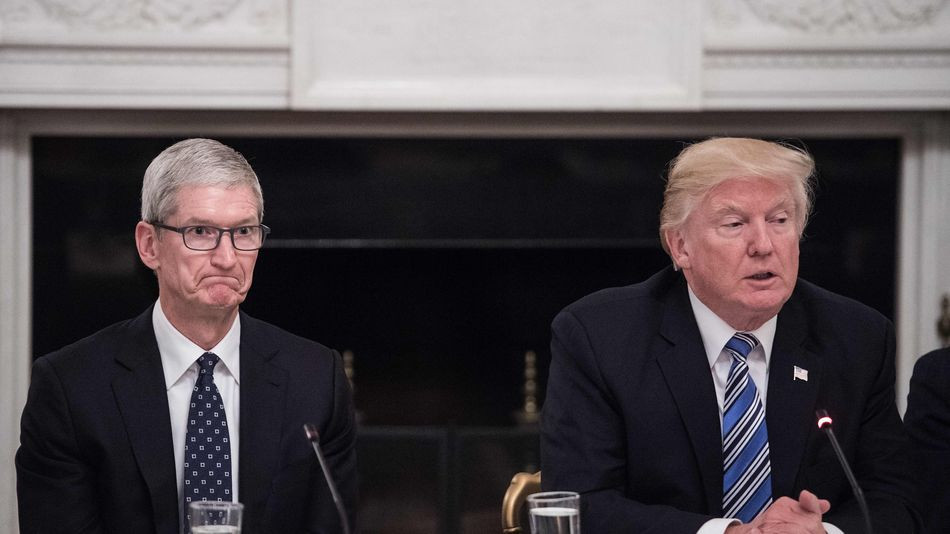 Pare incredibil, dar Donald Trump le-a cerut celor de la Apple să schimbe designul pentru iPhone