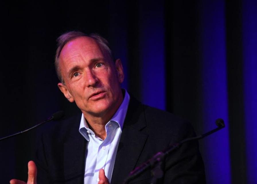 El Este Omul Care A Inventat Internetul Acum Lanseaza Un Avertisment Dur Referitor La Zdistopia Digitala