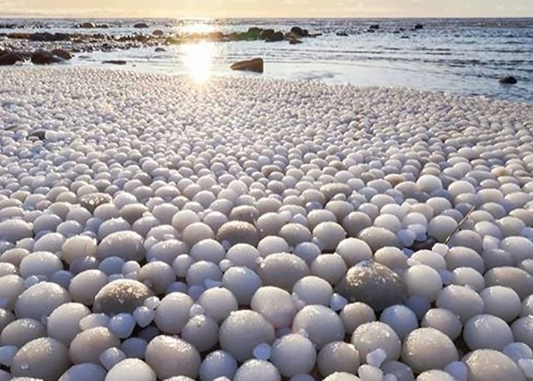 Cum Se Formeaza Bizarele Zoua De Gheata Care Apar Pe Plaja