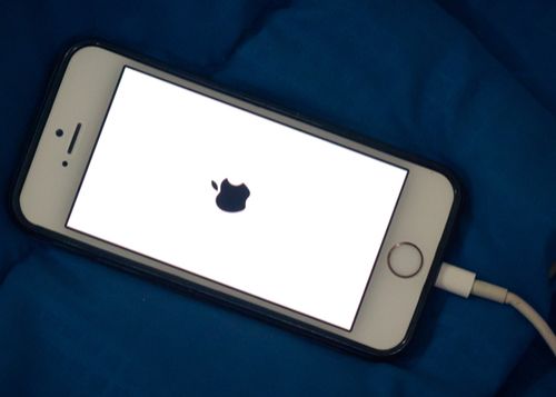 Ce se întâmplă cu bateria telefonului tău când îl lași la încărcat peste noapte Ce Se Intampla Cu Bateria Telefonului Tau Cand Il Lasi La Incarcat Peste Noapte
