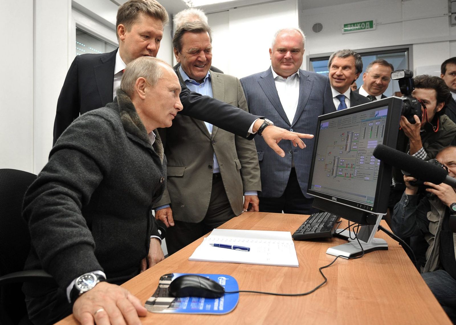 Imaginea Devenita Viral Cu Vladimir Putin La Pc Ul Sau Ce Se Vede Pe Monitor