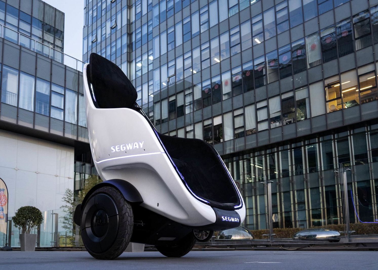 Segway a lansat cel mai nou și confortabil scaun mobil. Arată ca în filmele SF Segway A Lansat Cel Mai Nou Si Confortabil Scaun Mobil Arata Ca In Filmele Sf