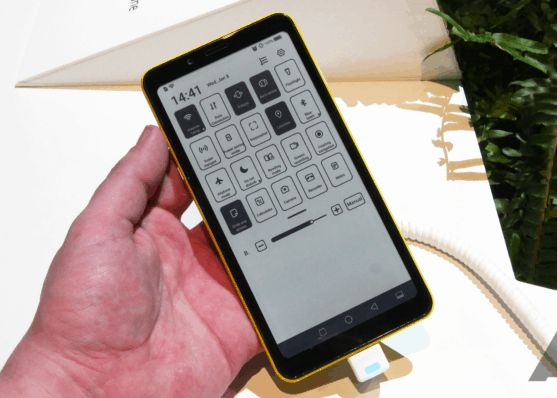 Cum Arata Primul Telefon Din Lume Care Foloseste Tehnologia E Ink Pentru Display