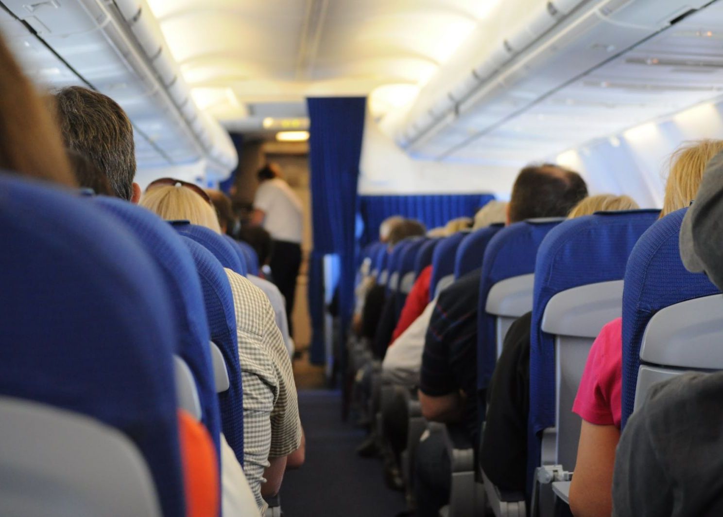 Care este cel mai sigur loc din avion ca să te ferești de virusuri? Care Este Cel Mai Sigur Loc Din Avion Pentru A Evita Contactarea Unui Virus