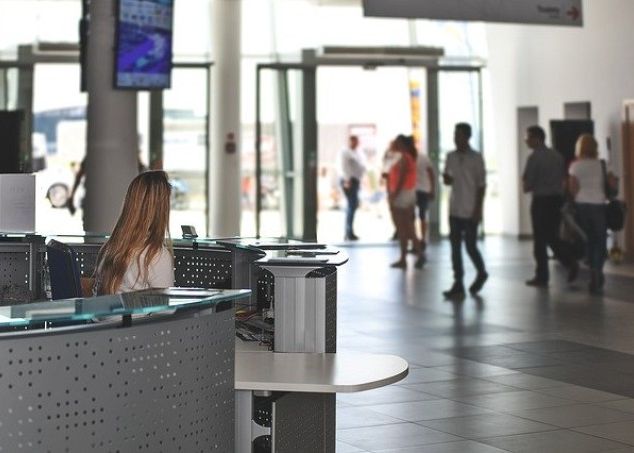 Recepționerii, între cei mai căutați angajați pe piața muncii. Ce salarii plătesc hotelierii Receptionerii Intre Cei Mai Cautati Angajati Pe Piata Muncii Ce Salarii Platesc Hotelierii