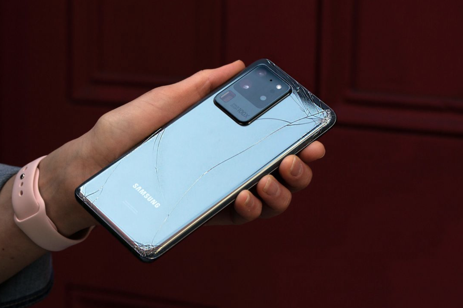 Testul de rezistență pentru Galaxy S20. Ce se &icirc;nt&acirc;mplă c&acirc;nd &icirc;l scapi pe jos? VIDEO